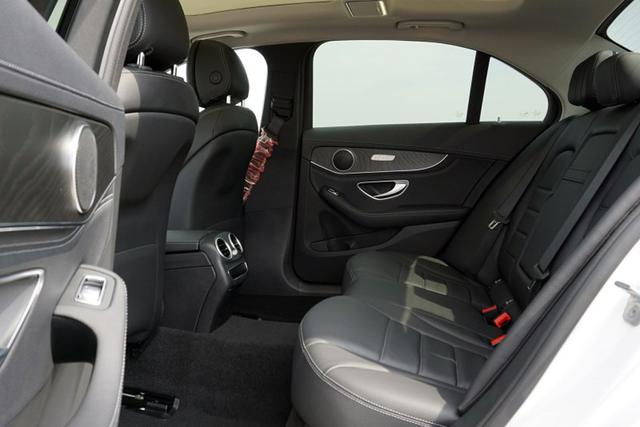 新一代宝马3系要来了 同级对手却最高降12万 该怎么选?