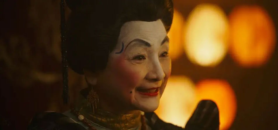 郑佩佩在《花木兰》中的媒婆扮相也惊到了影迷
