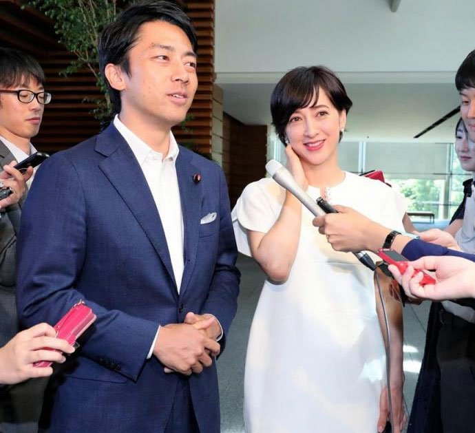 小泉进次郎与女主播泷川克里斯汀公布婚讯