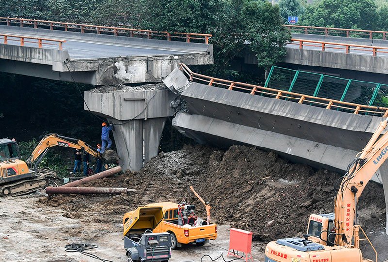 10月10日江苏无锡高架桥侧翻事故。新华社图片